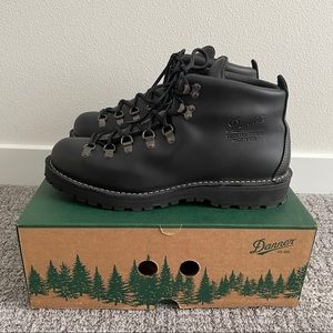 NEW Black Danner Mountain Light II 650 Hiking Ankle Boots 10.5 EE 12W 44.5 Wide